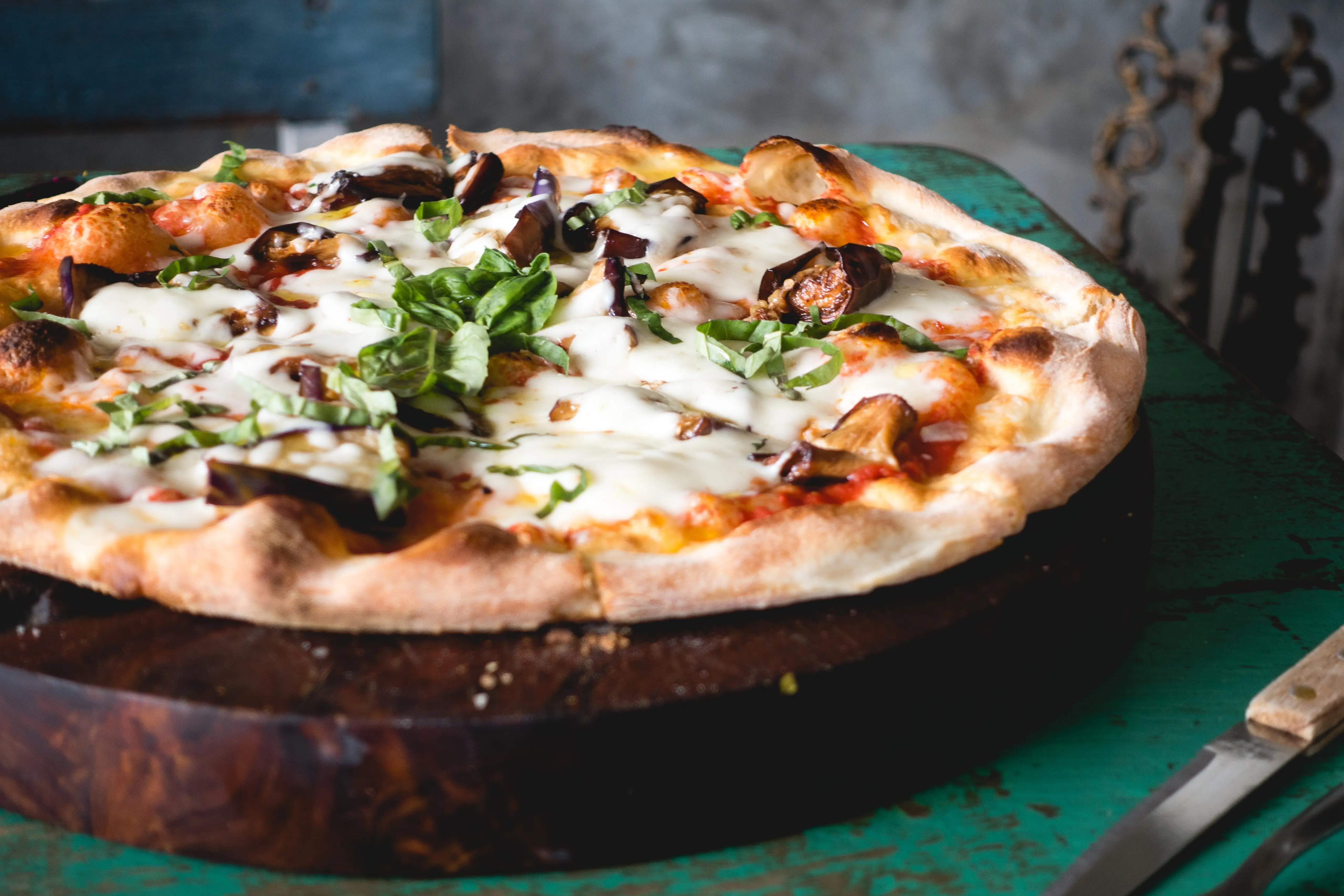 Pizza mit viel Mozzarella und Basilikum