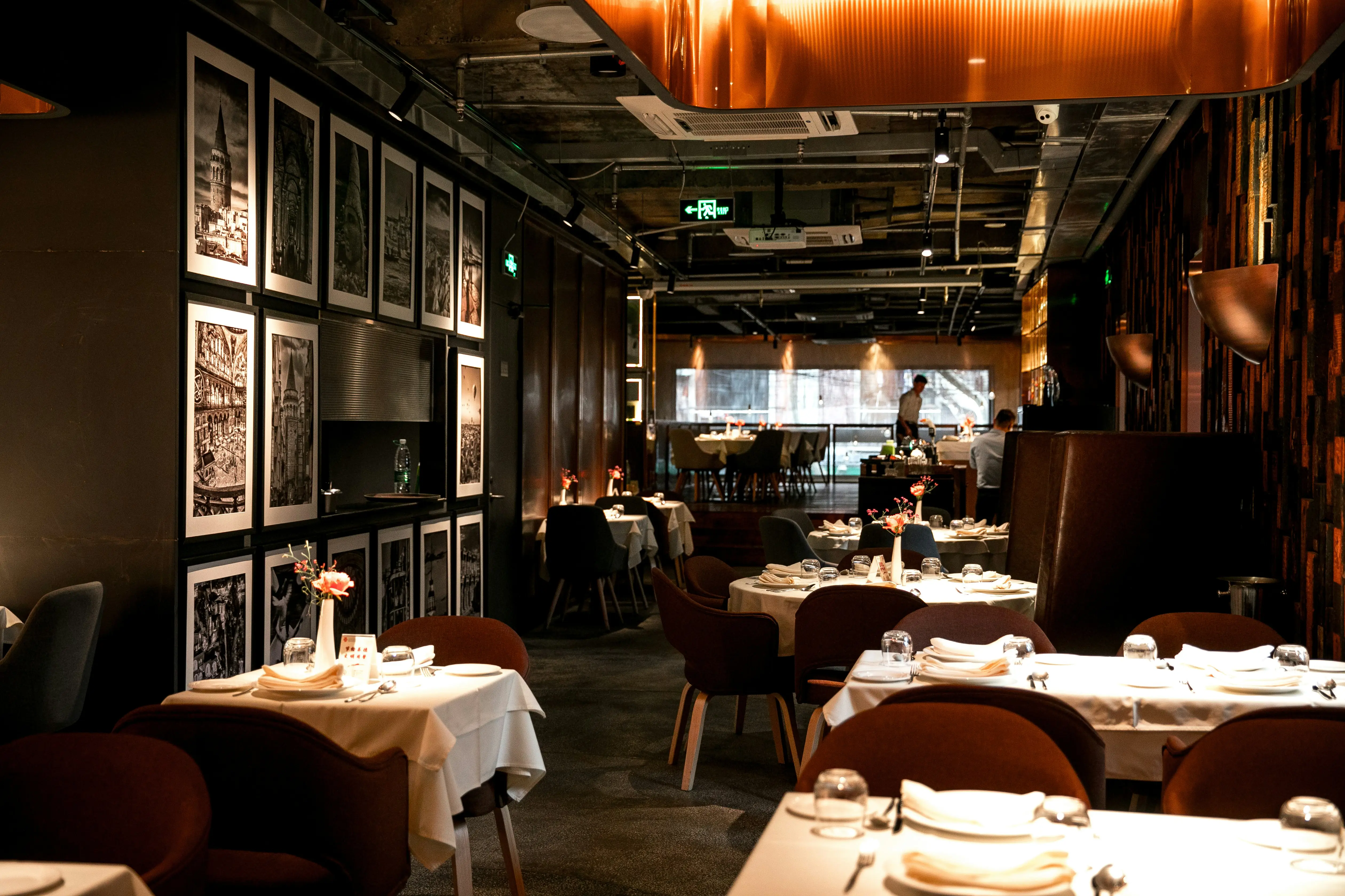Warmer Restaurant-Innenraum mit eingedeckten Tischen