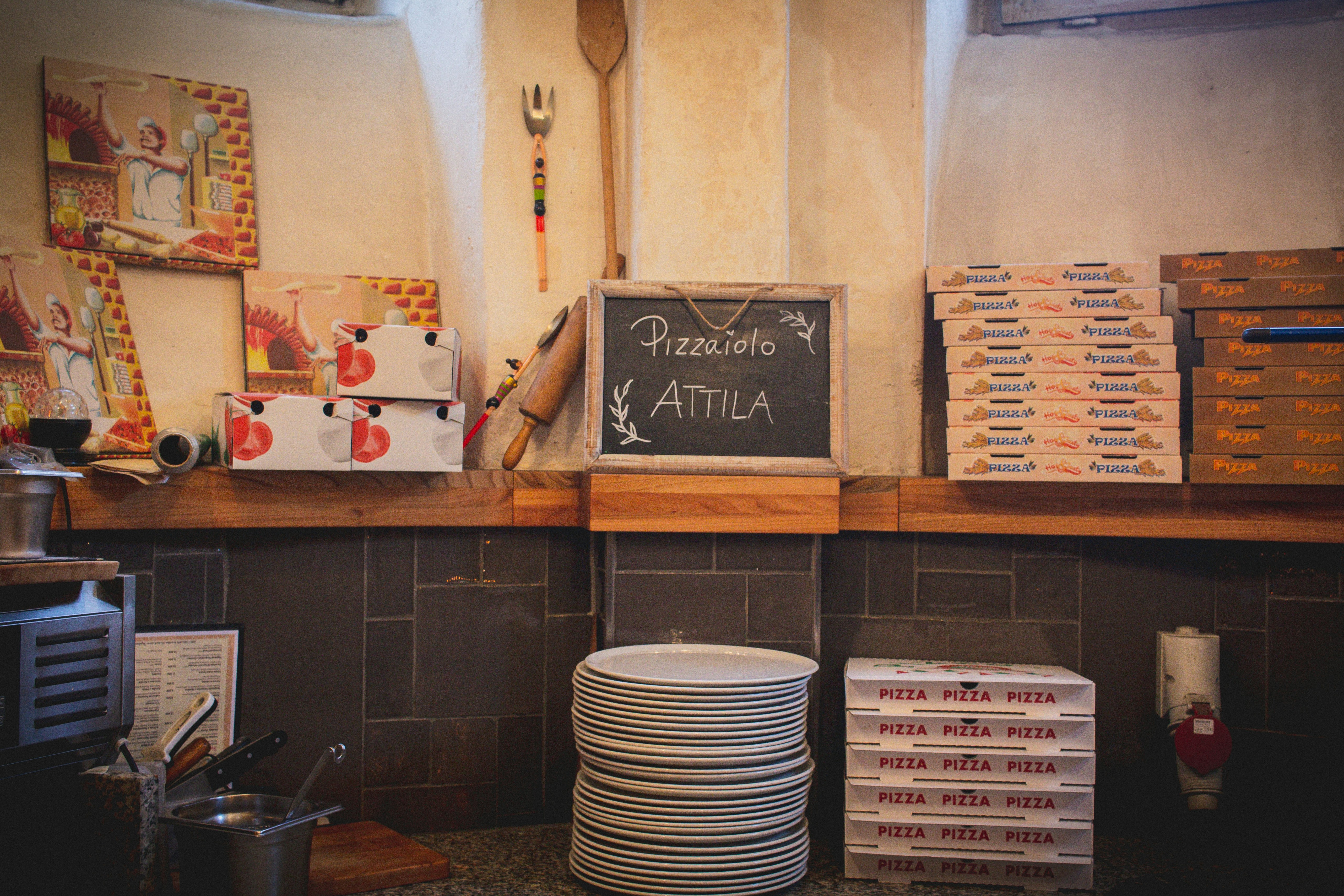 Innenraum mit Pizzakartons und Pizzaofen-Dekor